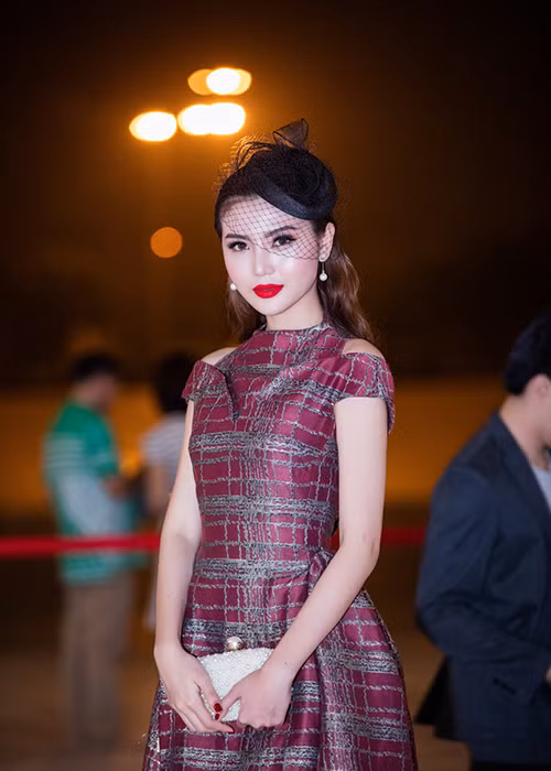 Bước trên thảm đỏ, Ngọc Duyên chọn cho mình phong cách cổ điển, quyền quý. 