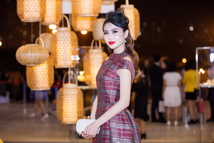 Sắp tới, giải đồng Siêu mẫu Việt Nam 2015 sẽ có chuyến công tác xã hội tại quê nhà Vũng Tàu và bắt đầu với vai trò người dẫn chương trình. 