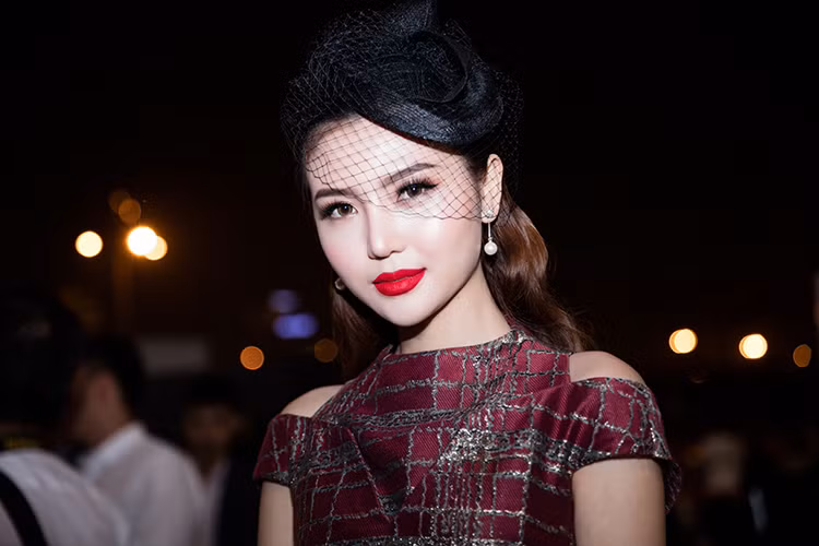 Người đẹp Ngọc Duyên vừa có mặt tại Hà Nội để tham dự đêm cuối cùng của Tuần lễ Thời trang Quốc tế Việt Nam Thu/Đông 2016. 