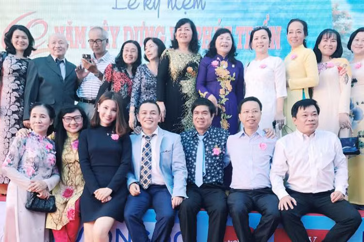 Sao Viet dong loat tri an thay co nhan ngay 20/11-Hinh-7