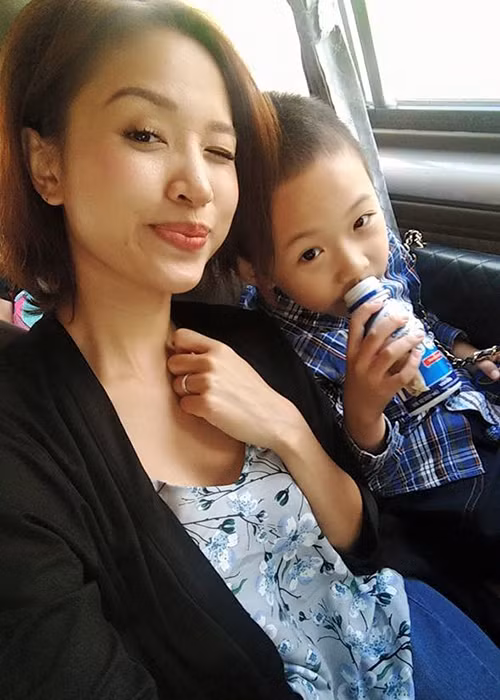 Thanh Vân Hugo vui vẻ đi chơi xa cùng nhóc tì của mình. (Ảnh: Facebook nhân vật) 