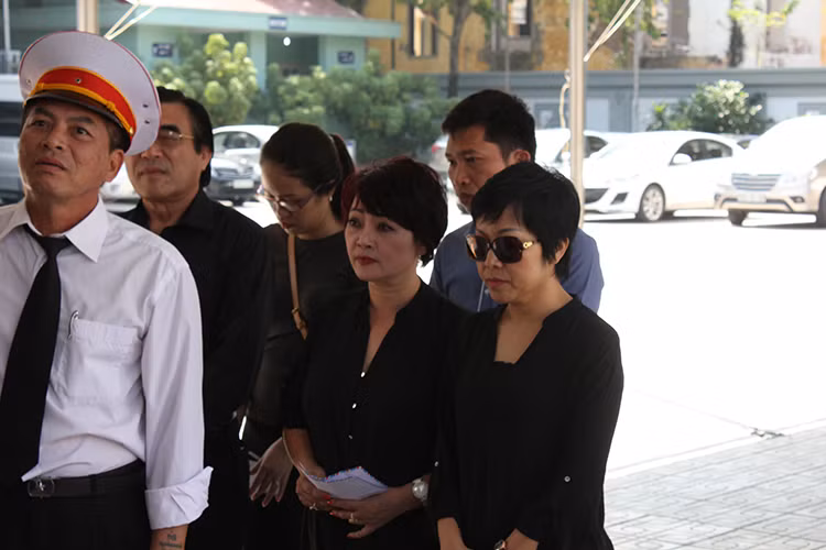 Nghệ sĩ Trà My và MC Thảo Vân (phải) vô cùng thương tiếc trước sự ra đi của bậc tiền bối.