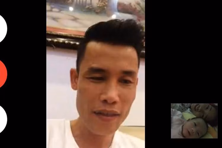 Dù phải thường xuyên công tác xa nhà nhưng Hiệp Gà vẫn cố gắng dành thời gian quan tâm đến gia đình nhỏ của mình. Trong ảnh, anh vui vẻ trò chuyện cùng vợ và cậu con trai nhỏ qua điện thoại. (Ảnh: Facebook nhân vật)