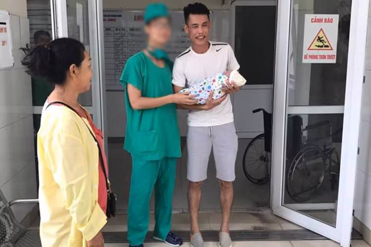 Ngày 30/10 vừa qua, vợ chồng Hiệp Gà chào đón quý tử tại một bệnh viện ở Quảng Ninh. Trong ảnh, Hiệp Gà hạnh phúc bồng con trai trên tay ngay khi bé vừa mới chào đời. (Ảnh: Facebook nhân vật) 