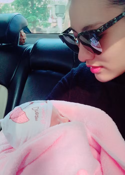 Con gái Hồng Quế tỏ ra khá ngoan ngoãn khi được cùng mẹ ra ngoài dạo chơi. (Ảnh: Facebook nhân vật)