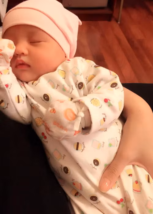 Chia sẻ hình ảnh bên con gái, nữ người mẫu khoe được "nửa kia" của mình đưa đi dạo chơi phố phường Hà Nội. (Ảnh: Facebook nhân vật)