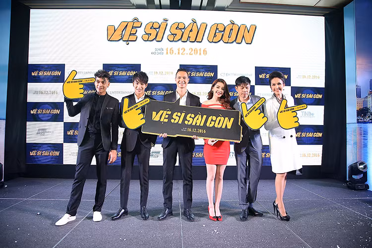 Tại buổi showcase phim, “nữ hoàng ảnh lịch” Diễm My (ngoài cùng bên phải) xuất hiện đầy rạng rỡ. 