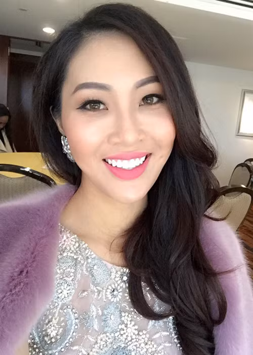 Sau buổi sơ khảo cho phần thi tài năng, Hoa khôi Áo dài Việt Nam 2016 đã cùng các thí sinh khác của cuộc thi tham gia buổi ghi hình cho clip giới thiệu bản thân kéo dài khoảng 1 phút. (Ảnh: Dân Việt) 