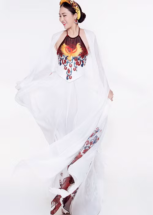 Diệu Ngọc đã diện bộ trang phục truyền thống chính thức trong buổi sơ khảo cho phần thi tài năng. Được biết, vì chiếc đàn bầu gặp vấn đề nên đại diện của Việt Nam đã phải chuyển sang thi múa dân gian đương đại. (Ảnh: Công Lý) 