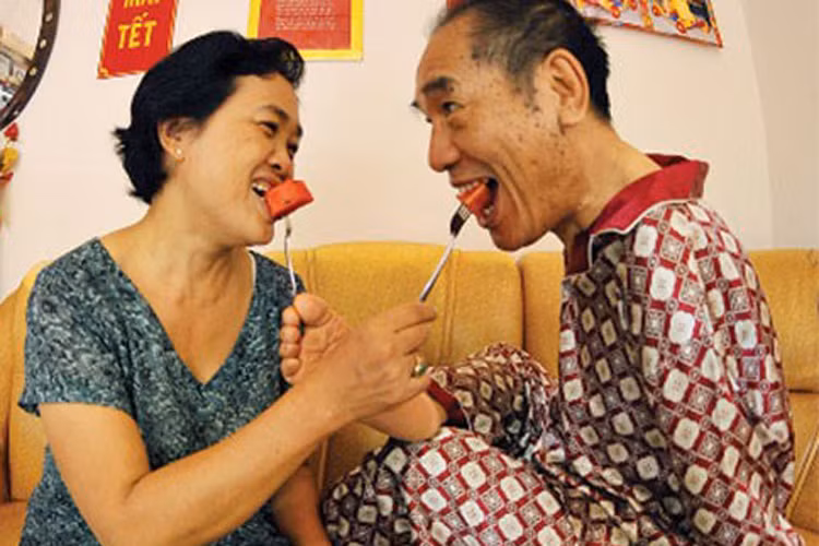 Ban đầu, thầy Nguyễn Ngọc Ký và người vợ thứ hai gặp sự cản trở từ gia đình nhưng cuối cùng họ cũng được bên nhau và hiện đang có cuộc hôn nhân hạnh phúc. (Ảnh; Lao động)