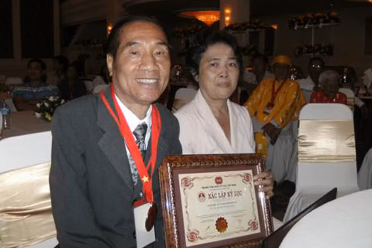 Thầy Nguyễn Ngọc Ký kết hôn năm 23 tuổi với bà Bùi Thị Nhiễu. Sau khi người vợ đầu qua đời, thầy nên duyên với bà Bùi Thị Đậu (trong ảnh) - người em ruột của bà Nhiễu. (Ảnh: Người đưa tin)