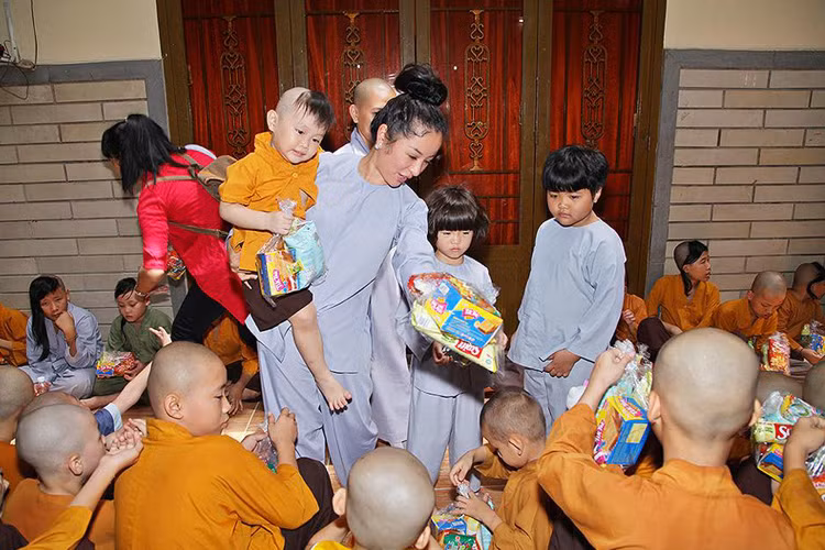 Trong khoảng thời gian ở ẩn, Thúy Nga thường xuyên tham gia các hoạt động từ thiện. (Ảnh: Facebook nhân vật)