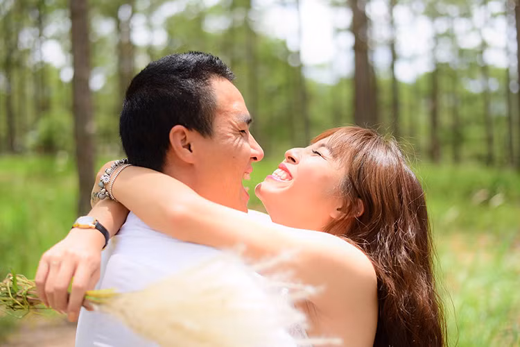MC Hoàng Linh thường để lại những dòng chú thích đầy hạnh phúc cho mỗi bức ảnh ghi lại khoảnh khắc ngọt ngào bên bạn trai. (Ảnh: Facebook nhân vật) 