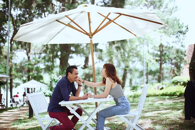 MC Hoàng Linh và bạn trai luôn rạng ngời hạnh phúc khi ở bên nhau. (Ảnh: Facebook nhân vật)