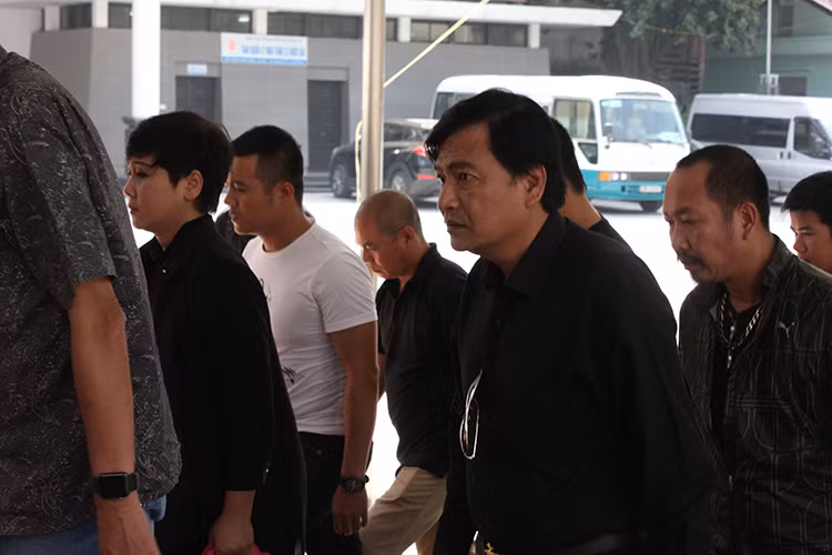 Nghệ sĩ Quốc Anh cũng hòa vào dòng người đến đưa tiễn nghệ sĩ Phạm Bằng.