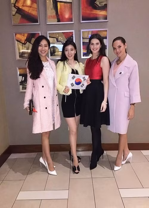 Diệu Ngọc rạng rỡ bên người đẹp đến từ Hàn Quốc, Ireland và Philippines (ngoài cùng bên phải). (Ảnh: Facebook nhân vật)