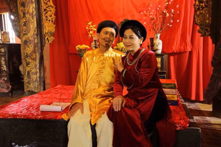 Sau “Gặp nhau cuối năm”, nghệ sĩ Phạm Bằng tham gia các phim hài Tết với các vai quan huyện, tri phủ. Trong ảnh, ông đóng vai tri phủ trong phim hài Tết “Chôn nhời 2” của đạo diễn Phạm Đông Hồng. (Ảnh: NVCC) 