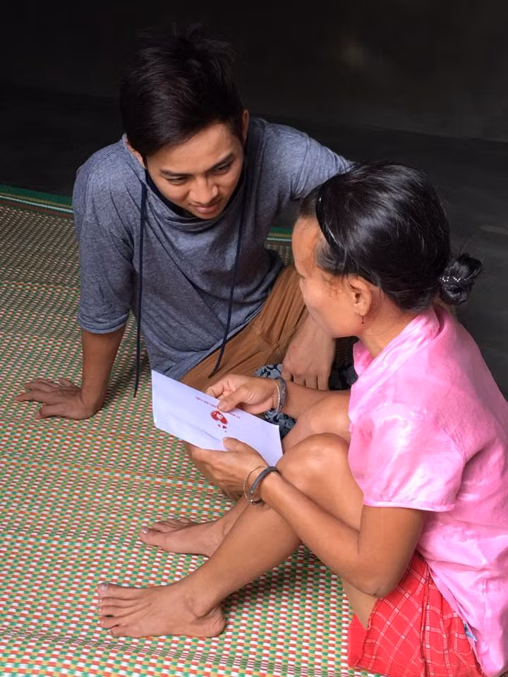 Một nạn nhân nhiễm chất độc màu da cam xúc động nhận quà của Hoài Lâm.