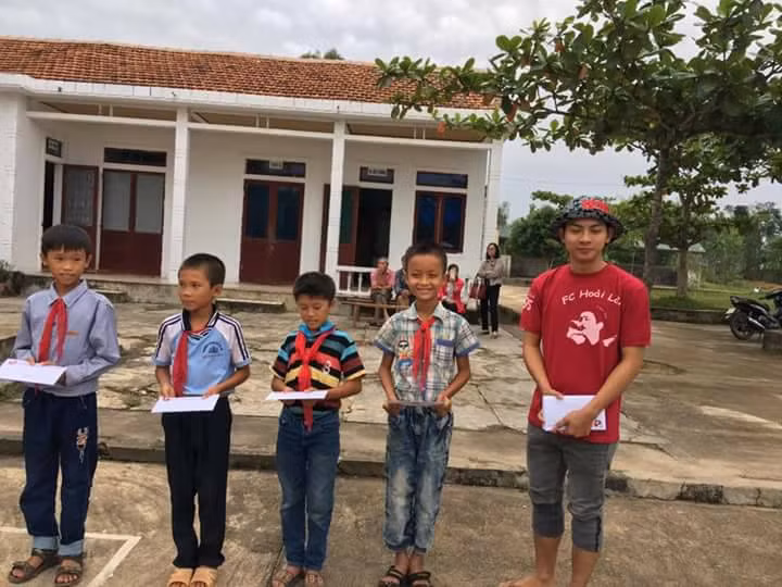 Hình ảnh nhí nhảnh, đáng yêu của Hoài Lâm khi trao quà từ thiện khiến các fan thích thú.