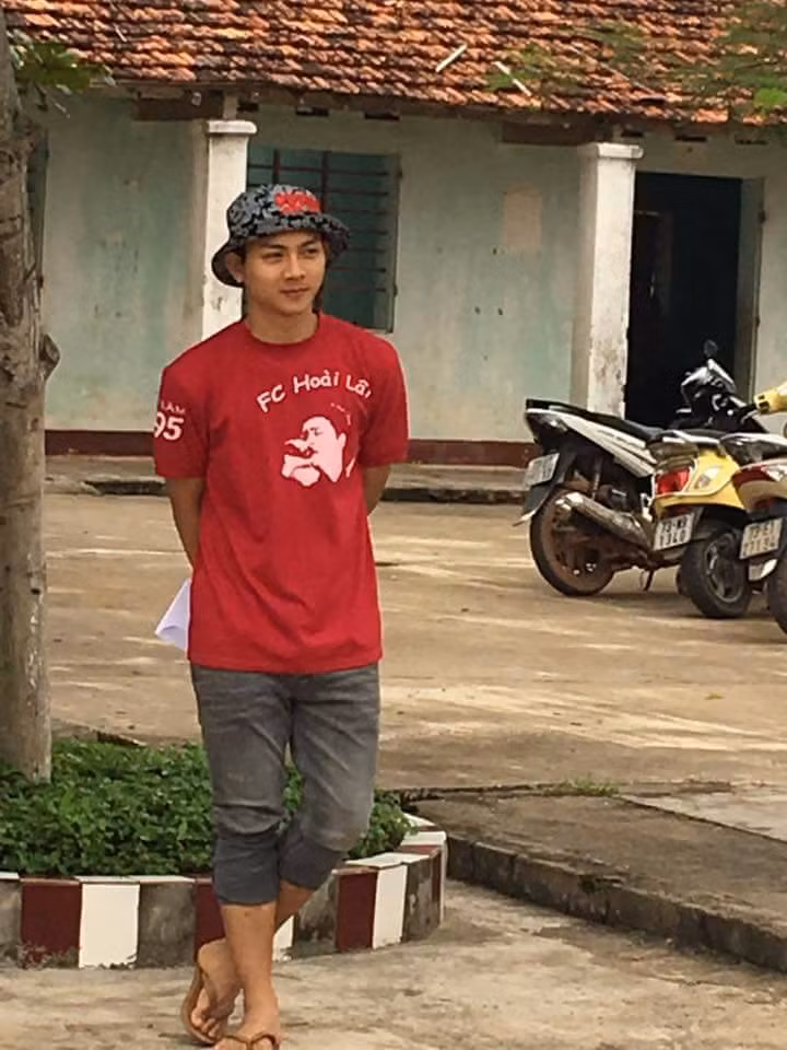 Với đôi dép tông và quần xắn cao, rất ít người nhận ra được đây là chàng ca sĩ nổi tiếng Hoài Lâm trên sân khấu.