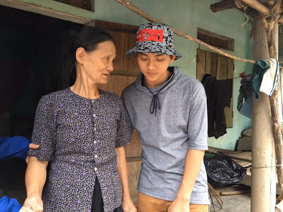 Nhìn anh ân cần như một người con, người cháu trong gia đình.