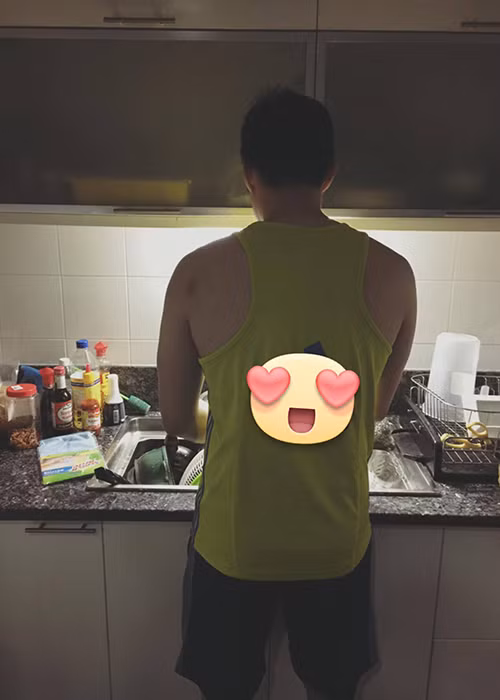 Trúc Diễm từng hạnh phúc khoe hình ảnh ông xã không ngần ngại phụ giúp vợ rửa bát. (Ảnh: Facebook nhân vật)