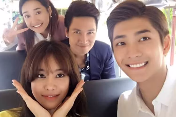 Đóng chung bộ phim, các diễn viên xứ sở kim chi và Việt Nam tỏ ra khá thân thiết đằng sau ống kính. (Ảnh: Fanpage Tuổi thanh xuân)