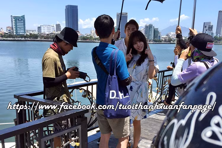 Nữ diễn viên Jung Hae Na cũng có khoảnh khắc nhí nhảnh bên bạn diễn Kang Tae Oh ở hậu trường phim "Tuổi thanh xuân 2". (Ảnh: Fanpage Tuổi thanh xuân)
