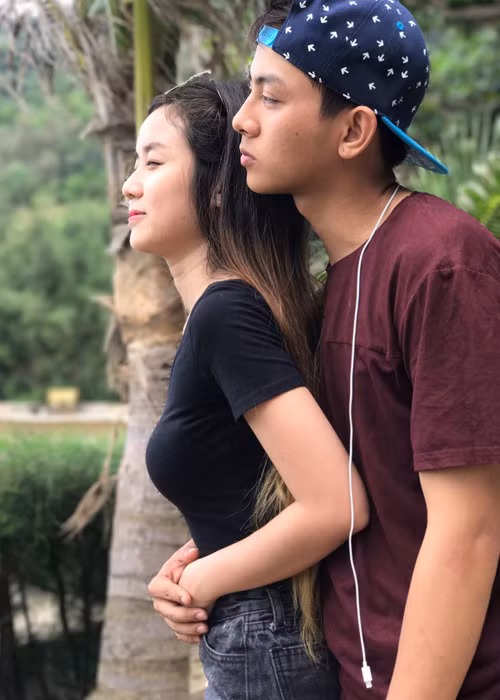 Hoài Lâm từng tiết lộ câu chuyện tình giữa anh và Hoàng Ngọc. Theo đó, cả hai gặp nhau vào 5 năm trước khi mà nam ca sĩ ở độ tuổi 16 còn Hoàng Ngọc mới chỉ 14 tuổi. (Ảnh: Facebook nhân vật)