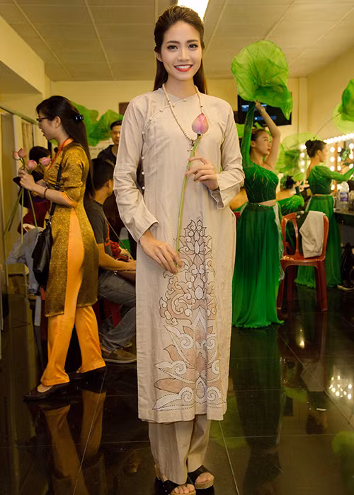 Cùng với Ngọc Diễm, Hoa hậu Biển Ninh Hoàng Ngân cũng tham gia đêm nhạc về Phật giáo. Sau khi lấy chồng, cô ít xuất hiện trước truyền thông. 