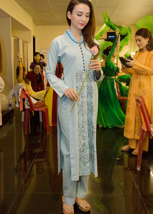 Cô cùng với dàn người mẫu đã trình diễn những bộ áo dài mang dấu ấn Phật giáo của NTK Sĩ Hoàng. 