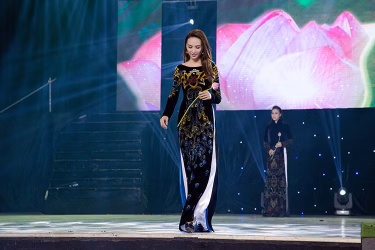 Tuy không định hướng đi theo con đường người mẫu nhưng Ngọc Diễm vẫn tự tin tham gia trong show diễn của các NTK thân thiết hay những hoạt động thiện nguyện. 