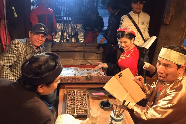 Trong một số buổi quay, dù chưa ăn tối nhưng đoàn làm phim miệt mài ghi hình để kịp tiến độ. (Ảnh: Facebook đạo diễn Phạm Đông Hồng)