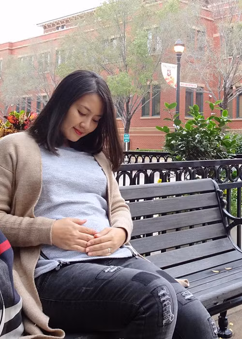 Bà xã nam diễn viên Thanh Bình ôm bụng bầu cưng nựng em bé trong bụng. (Ảnh: Facebook nhân vật)