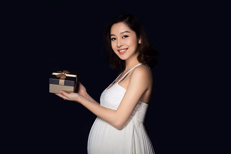 Trải qua sóng gió tình cảm, Jennifer Phạm đang có cuộc sống hạnh phúc bên doanh nhân Đức Hải và các con. (Ảnh: Tiên Nguyễn)