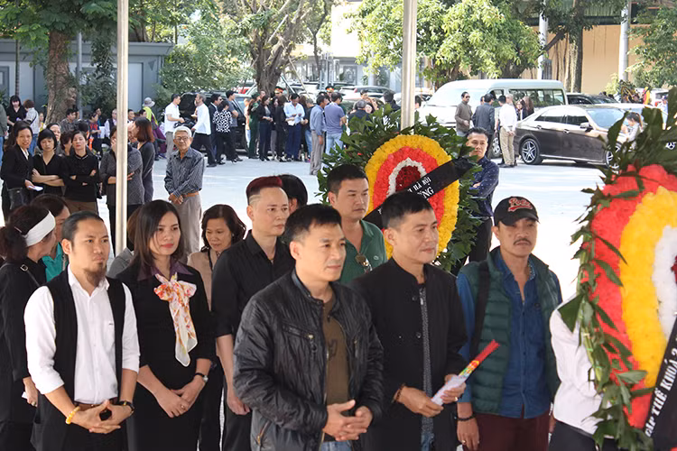 Vượng Râu (ngoài cùng bên trái) cũng có mặt tại Nhà tang lễ Bộ Quốc Phòng. Lúc hay tin nghệ sĩ Phạm Bằng qua đời, anh đã viết thơ tiễn đưa ông.