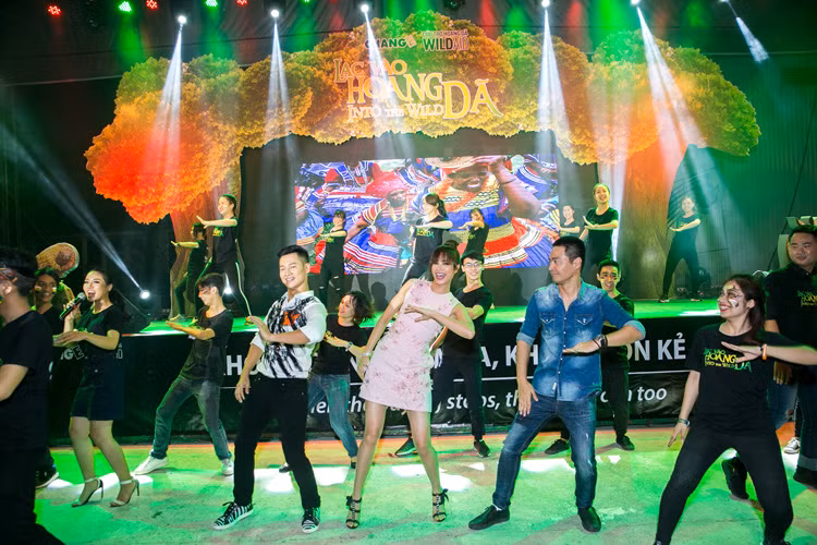 Hoa hậu Phạm Hương đã cởi áo khoác và nhiệt tình nhảy múa cùng mọi người. (Ảnh: Minh Toàn) 