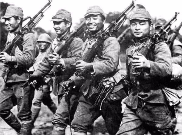 Nhật Bản đã tham gia vào hai cuộc chiến tranh thế giới, và trong cuộc chiến tranh thế giới II, Đế quốc Nhật Bản đã sụp đổ. Quân đội Nhật Bản có điểm đặc trưng là sử dụng các trang bị vũ khí công nghệ cao, chính điều đó làm cho quân đội họ trở thành một trong những quân đội mạnh nhất trên thế giới. Nguồn ảnh: Wikipedia