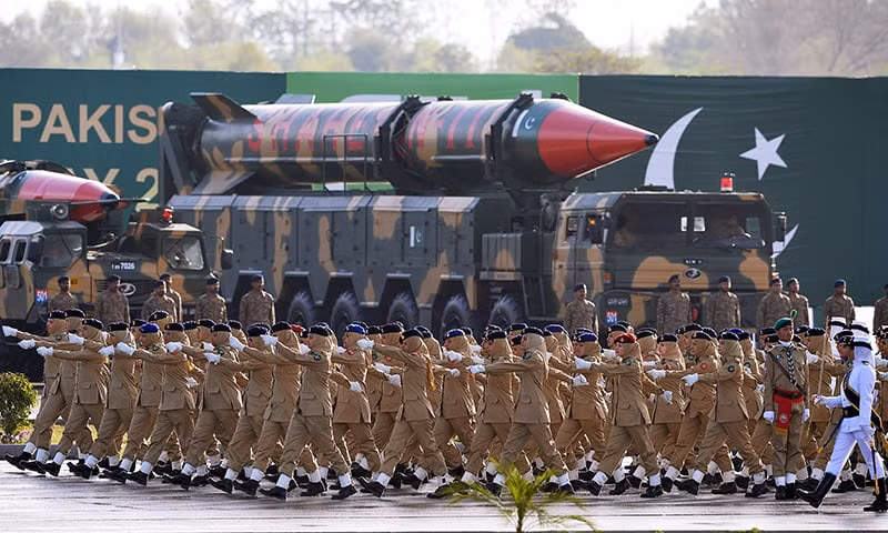 Cuộc chiến lớn đầu tiên của Pakistan là chiến tranh năm 1965 với Ấn Độ, đó là đối thủ cạnh tranh chính trong khu vực. Cuộc chiến lớn thứ hai có liên quan đến chính trị trong nước năm 1965. Pakistan hiện có khoảng 140 đầu đạn hạt nhân, hàng năm nước này sản xuất khoảng 20 đầu đạn, họ có thể trở thành sức mạnh hạt nhân lớn thứ ba thế giới. Cần nhấn mạnh rằng, Pakistan có mối quan hệ thân thiện với các siêu cường trên thế giới. Cách đây không lâu, họ đã tổ chức tập trận chung với quân đội Nga. Nguồn ảnh: Wikipedia