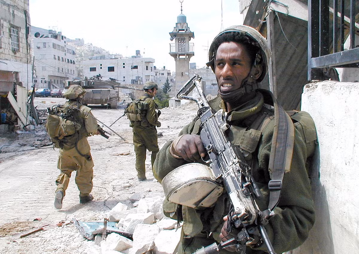 Israel đã đặt mình vào vị trí là đối thủ chính của các nước Ả Rập. Israel đã chiến đấu cho nền độc lập từ năm 1947. Bên cạnh đó, nước này đã tiến hành một cuộc chiến tranh kéo dài với Ai Cập, Iraq, Lebanon, Jordan và các nước Ả Rập khác. Israel đã có nhiều thắng lợi trong cuộc chiến chống lại Hamas và Palestine kể từ năm 2000. Bên cạnh đó, nước này cũng đang nhận viện trợ quân sự từ Hoa Kỳ. Nguồn ảnh: Wikipedia