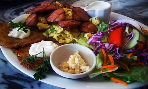 Ba Lan. Người dân Ba Lan ăn món Jajecznica vào bữa sáng. Món này gồm có kielbasa (một loại xúc xích), khoai tây và trứng.
