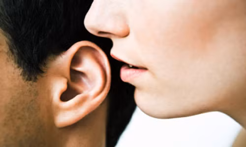 Vỡ hoặc thủng màng nhĩ. Mặc dù không phải hôn tai, nhưng khi hôn cuồng nhiệt tới mức quên mình, có thể tạo áp lực giữa hai tai, làm nó bị mất cân bằng, dẫn tới thủng màng nhĩ. Nếu được trị liệu một thời gian, bệnh tình sẽ được cải thiện.