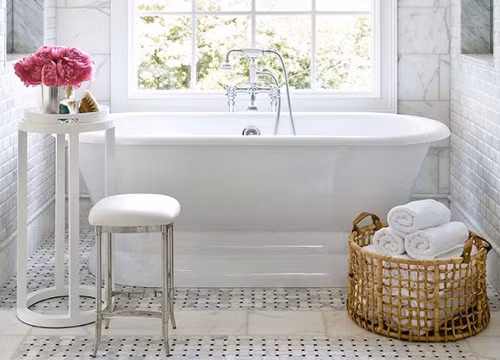 Tắm tinh dầu sả cũng là mẹo tránh muỗi đốt hiệu nghiệm. Thay vì tắm bằng những loại sữa tắm yêu thích, bạn hãy thử tắm trong bồn với một vài giọt tinh dầu sả. Mùi sả thơm lâu sẽ khiến muỗi tự động tránh xa cơ thể bạn.
