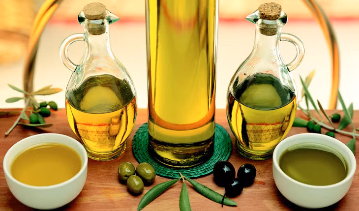 Dầu ô liu. Trong dầu ô liu có chất polyphenol có tác dụng diệt khuẩn, làm chậm quá trình lão hóa. Bạn có thể bôi dầu ô liu trực tiếp vào vùng da bị mụn để giảm bớt sẹo hay vùng da quá nhờn để hạn chế mụn trứng cá. Hãy dùng dầu ô liu nguyên chất olive extra virgin để có hiệu quả tối ưu nhất.