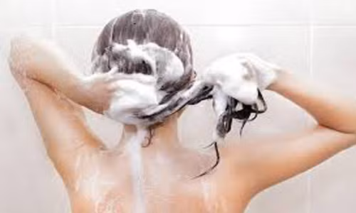 Nguồn nước. Gội đầu bằng nước bị ô nhiễm, nước nhiều phèn cũng là một nguyên nhân gây rụng tóc. Nếu nguồn nước bị ô nhiễm thì bất cứ loại dầu nào cũng không có tác dụng, khi đó nó sẽ gây ra da đầu bị dị ứng, gàu, chân tóc bị nấm rất nguy hiểm.