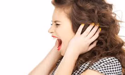 Rối loạn nội tiết tố. Không chỉ độ tuổi mãn kinh mà dậy thì cũng là nguyên nhân rụng tóc ở người trẻ. Ở tuổi dậy thì thì tóc có thể bị nhờn nhiều hơn do thiếu hụt oestrogen và progesteron. Trường hợp này qua tuổi dậy thì tóc sẽ không rụng nhiều.