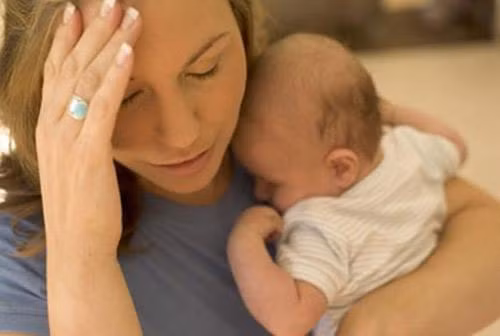 Rụng tóc sau khi sinh. Nguyên nhân phần lớn là do những thay đổi về hormone, sinh lý và cảm xúc xảy ra trong thời điểm này. Nhưng bạn đừng quá hoang mang bởi điều đó vẫn có thể điều trị để giảm mức độ trầm trọng của phạm vi rụng tóc. Bạn nên bổ sung dưỡng chất và vitamin, tránh tâm lý lo lắng, strees.