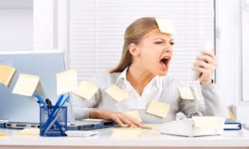 Căng thẳng, mệt mỏi. Khi cơ thể mệt mỏi, sự chuyển hóa năng lượng, dinh dưỡng đi nuôi chân tóc chậm chạp hơn khiến cho các tế bào gốc, nang tóc không phát triển hoặc tái tạo chậm hơn so với bình thường.