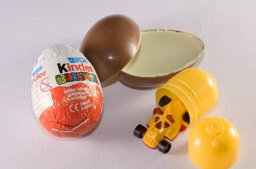 Trứng đồ chơi phủ socola. Đối với trẻ em trên thế giới thì đây là món kẹo thú vị vì vừa là đồ ăn vừa là đồ chơi. Tuy nhiên, ở Mỹ đây lại là thực phẩm bị cấm. Do vỏ ngoài của nó bằng nhựa không được FDA (Cục quản lý Thực phẩm và Dược phẩm Mỹ) chấp nhận.