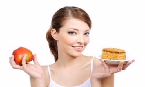 Thèm kẹo. Nhiều người nghĩ, thiếu hụt protein sẽ thèm thịt bò và trứng nhưng thực tế không phải. Một trong những dấu hiệu đầu tiên là bạn bắt đầu thèm đồ ngọt và cảm thấy không bao giờ đủ. Một trong những chức năng quan trọng nhất của protein là giữ lượng đường trong máu của bạn ổn định. Nếu như lượng đường thiếu thì cơ thể sẽ đòi hỏi bạn tiêu thụ kẹo, đồ ngọt.
